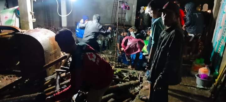 Relawan PMI Padang Panjang saat berikan pertolongan pada warga Kubu Sarimbang Nagari Panyalaian, Senin (8/4/2024) kemaren, saat terjadi banjir lahar dingin Marapi.